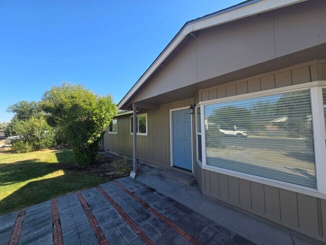 Building Photo - 1448 SW Canyon Dr