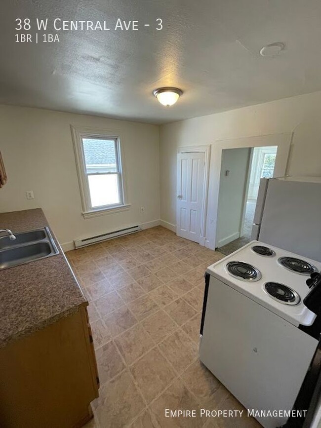 Building Photo - Available January 1st! 3rd floor- 1 Bedroo...