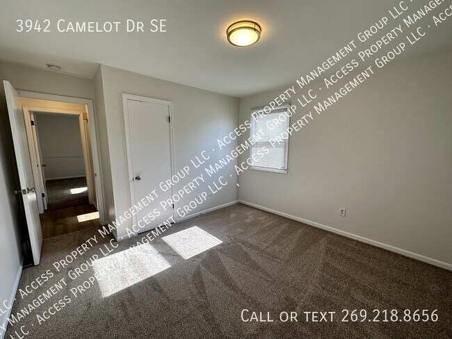 Building Photo - 3942 Camelot Dr SE