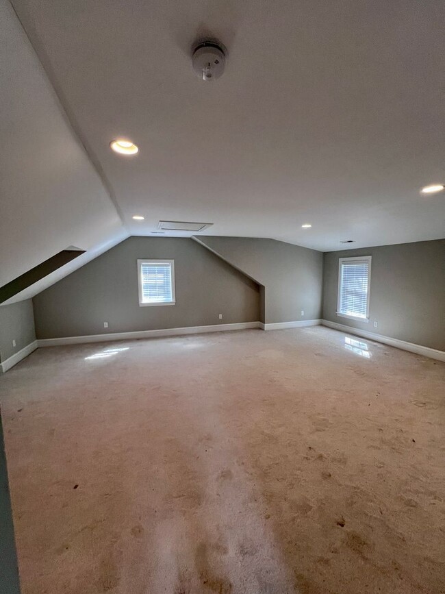 Building Photo - Stunning Three Bedroom on Patterson Ave! A...