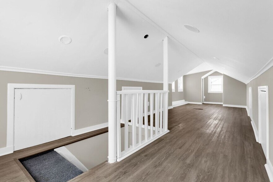 Building Photo - 1059 Lawrence Dr