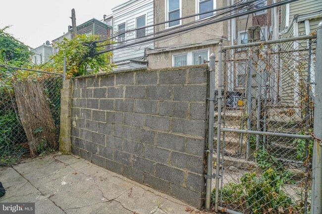 Building Photo - 1535 W Seltzer St