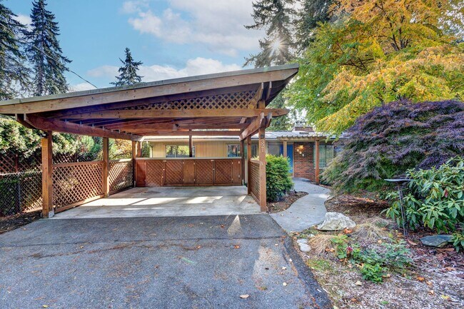 Primary Photo - 5bd/2.75ba Shoreline House