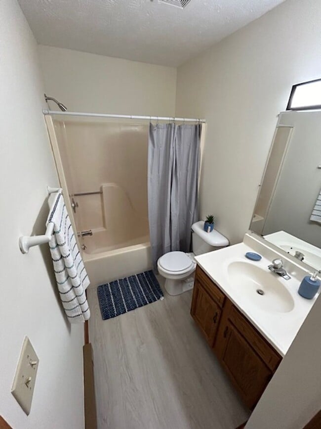 Building Photo - 1520 Hawk Cir