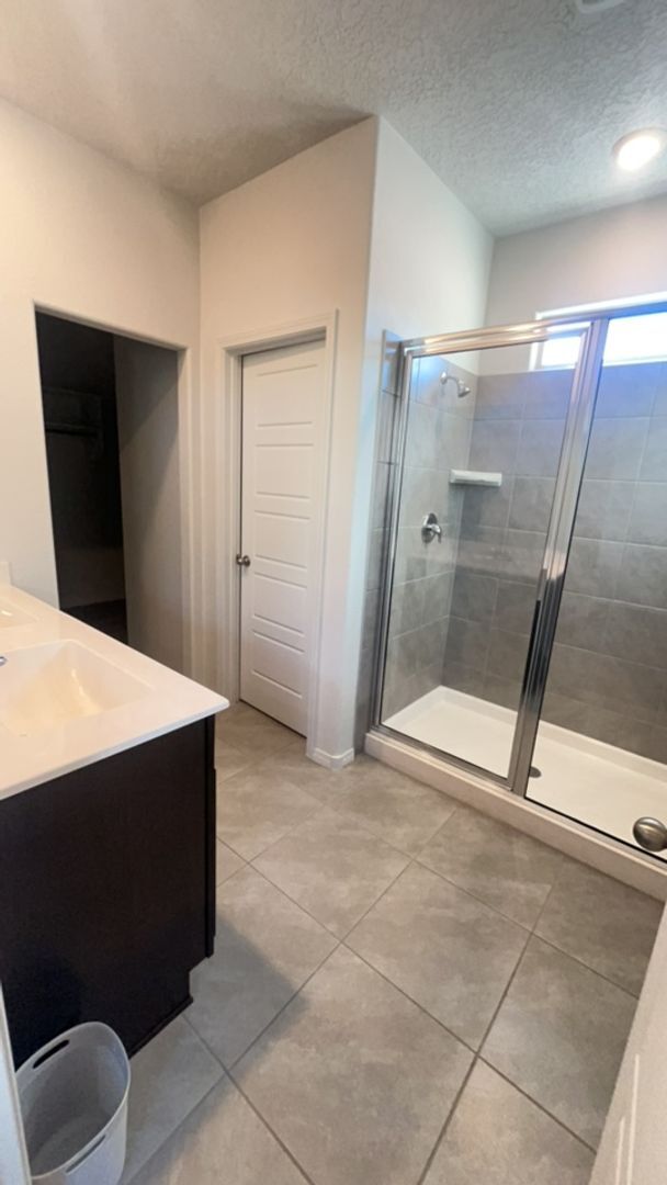 Building Photo - Beautiful UPGRADED 3bedroom 2 bathroom Hom...