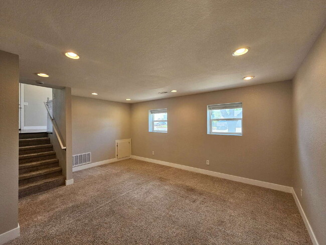 Building Photo - Spacious 4-Bedroom Aurora Home with Garage...