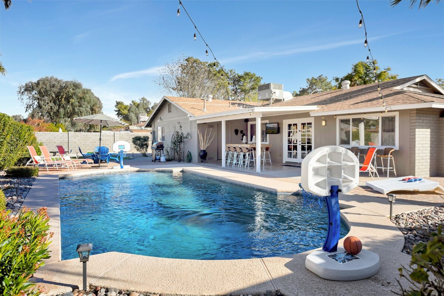 Building Photo - 4820 E Poinsettia Dr
