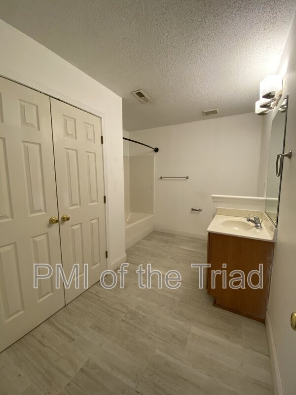 Building Photo - 202 Kinnley Ct