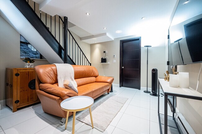 Building Photo - 5 W 101st St