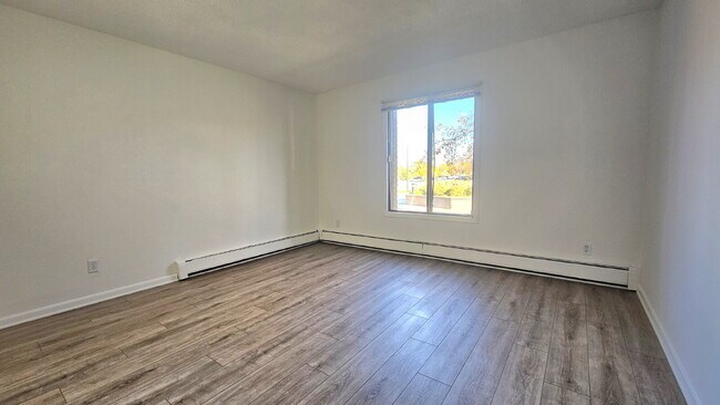 Building Photo - "Chic Urban Living: Cozy 1-Bedroom Condo in Prime Minneapolis Location!"