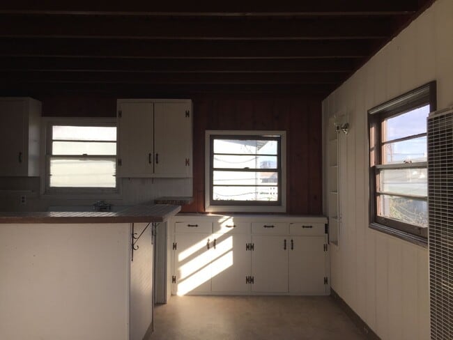 Building Photo - Silver Strand Beach - One bedroom, one bath upstairs bungalow