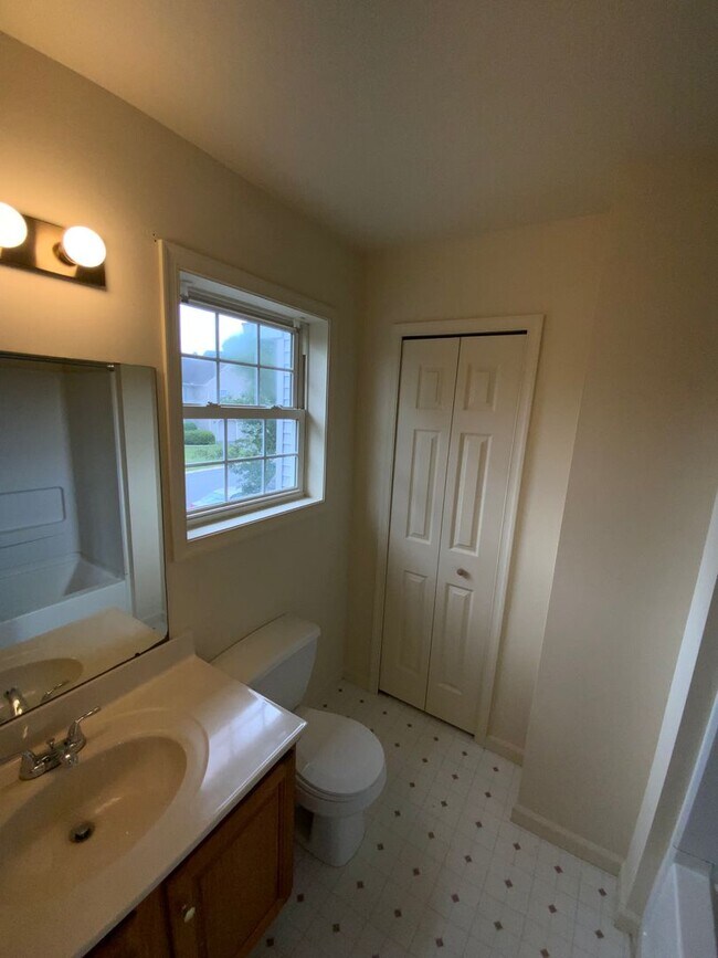 Building Photo - 204 Elmshire Dr