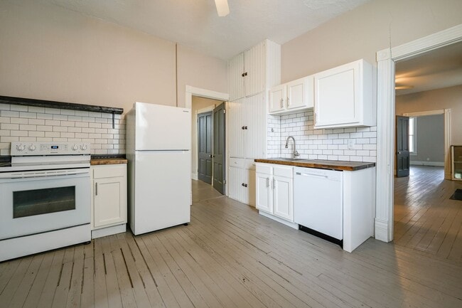 Building Photo - Updated Historical duplex!!