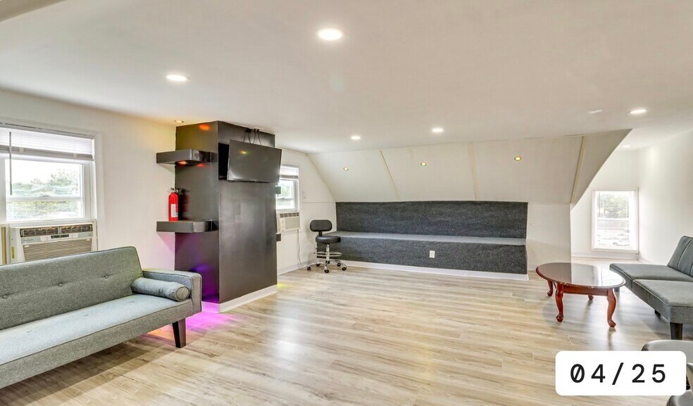 Building Photo - 1724 W Main St