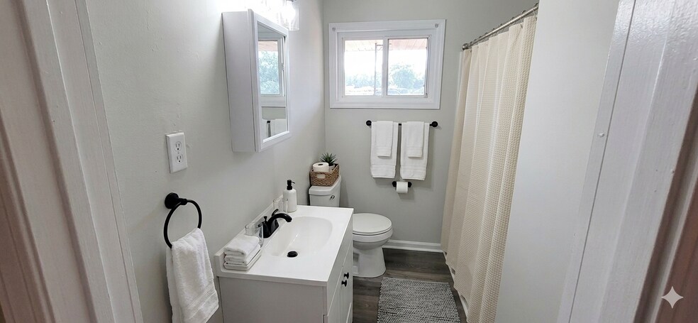 Building Photo - 2076 Seneca Dr