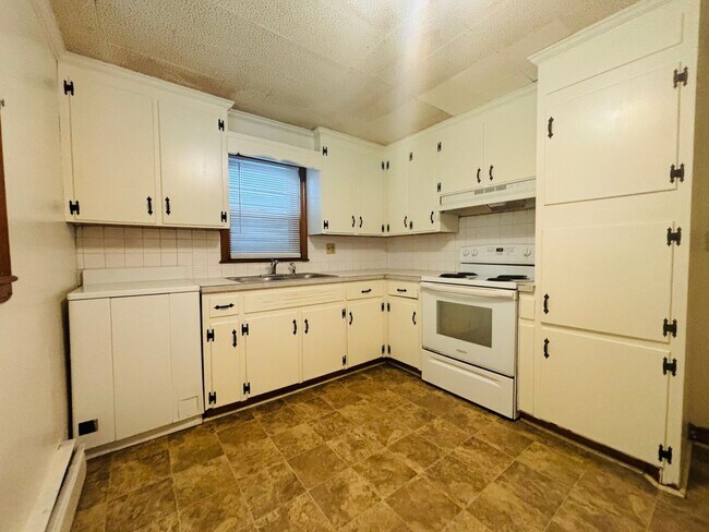Building Photo - 208 Broce Dr