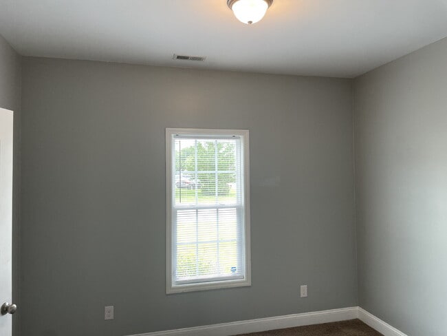 Building Photo - Pet Friendly Three Bedroom Two Full Bathro...