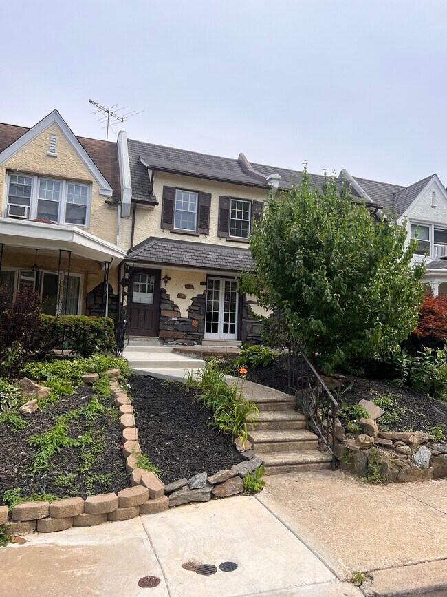 Great front patio - 6606 Morris Park Rd