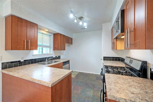 Building Photo - 702 Twin Oak Trail