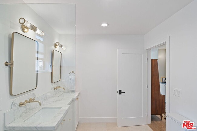 Building Photo - 5664 Coliseum St