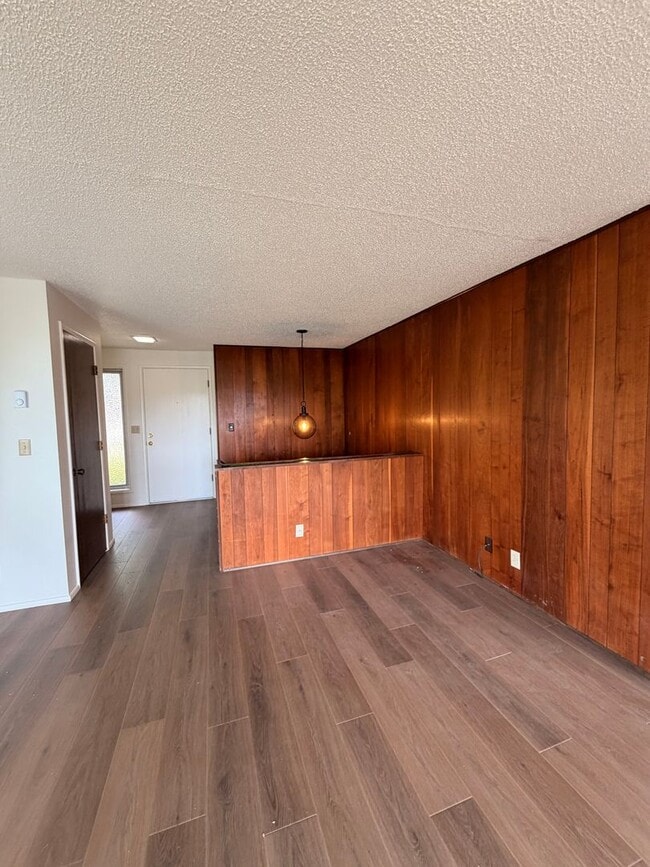 Building Photo - 2-Bedroom 1 1/2- bathroom Townhouse style duplex.