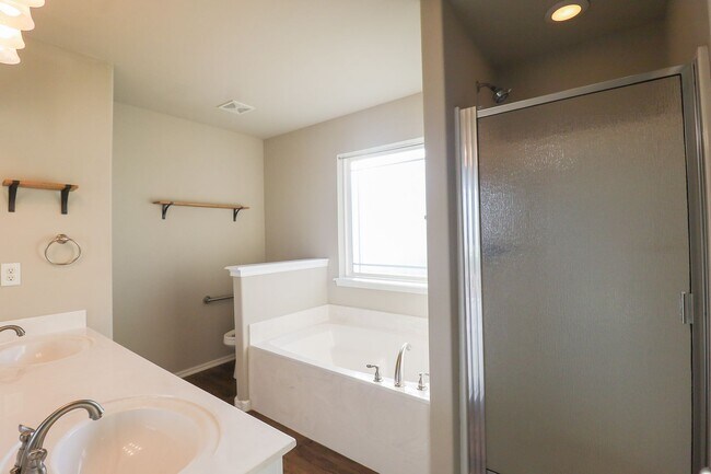 Building Photo - 3 Bed | 2 Bath in Broken Arrow!