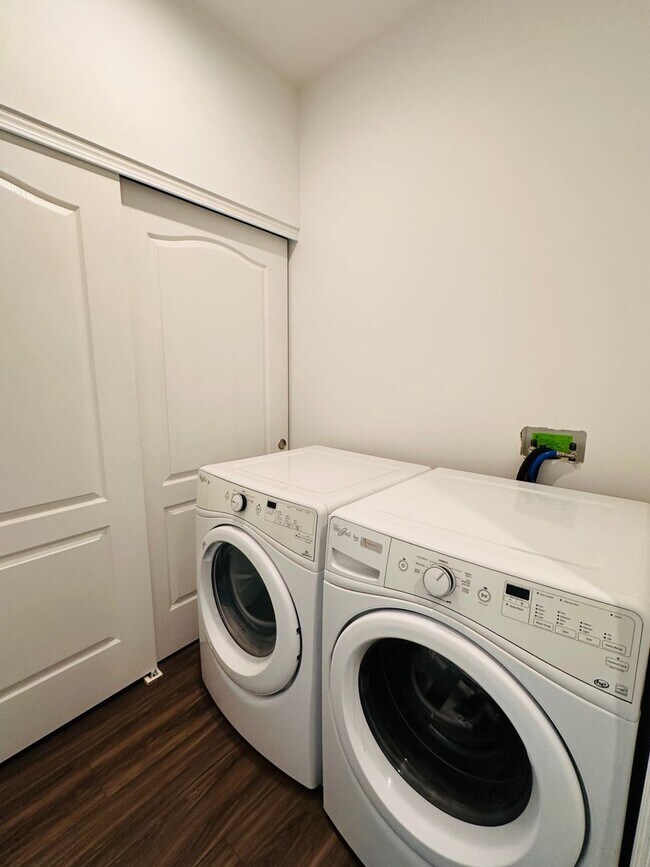 Building Photo - Contemporary Comfort Meets Convenience in Mt. Washington