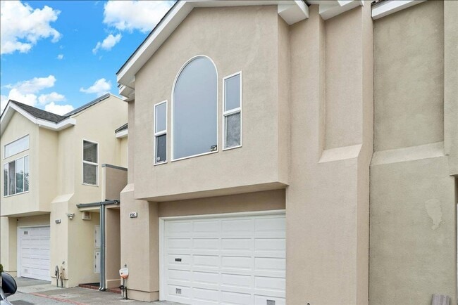 Building Photo - Fabulous 2 bed, 1 bath in San Francisco (Downstairs Unit)