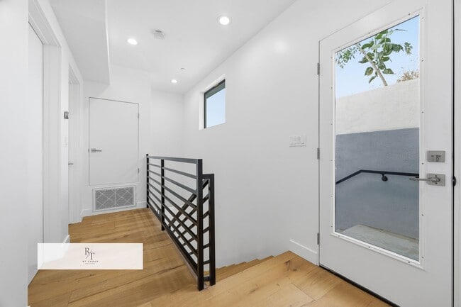 Building Photo - Luxury Modern Living with Stunning LA Skyline Views