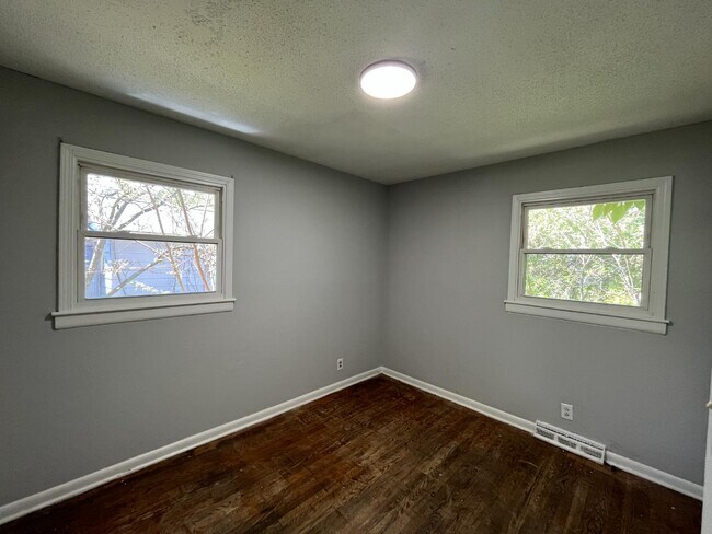 Building Photo - 2321 Stroller Ave