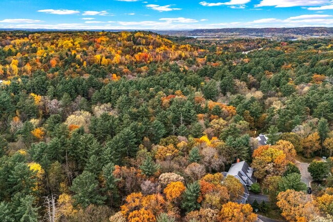 Building Photo - Designer 4 Bedroom Home with Sauna and Walk-Out Lower Level - Available May or June 1st