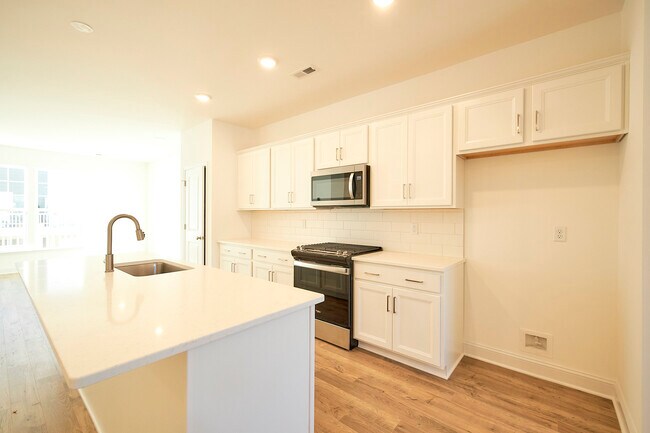 Building Photo - 13868 Randolph Pond Ln