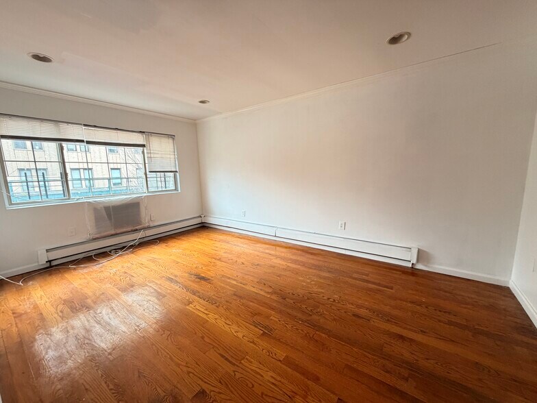 Building Photo - 600 Thwaites Pl