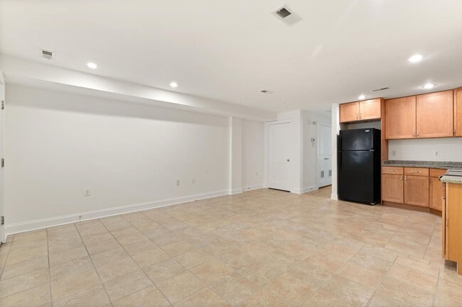 Building Photo - Charming One-Bedroom Basement Apartment