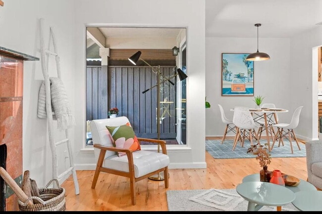 Building Photo - "Charming 1-Bed Santa Cruz Retreat with El...