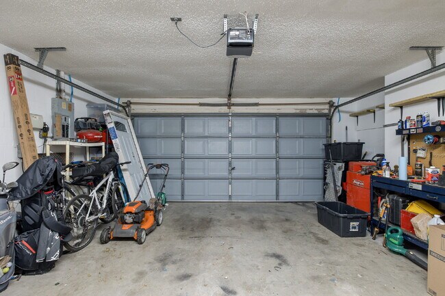 Building Photo - 7334 Bent Oak Dr