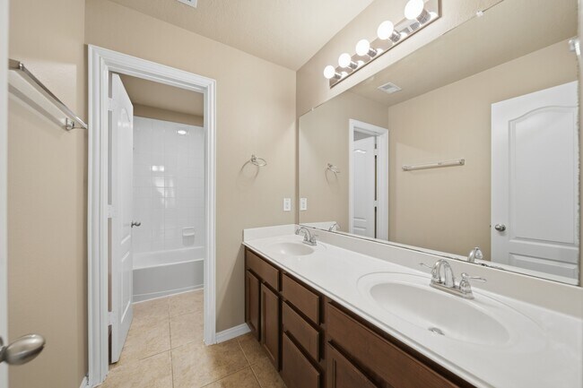 Building Photo - 2716 Sunshade Ct