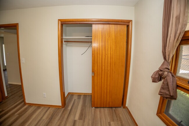 Building Photo - 2401 Willow Dr