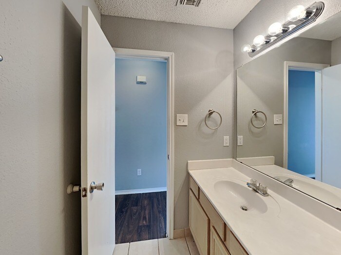 Building Photo - 5717 Heatherglen Terrace