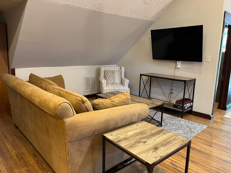 Building Photo - 279 S River St Carriage House