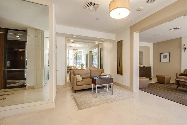 Building Photo - 5001 Woodway Dr