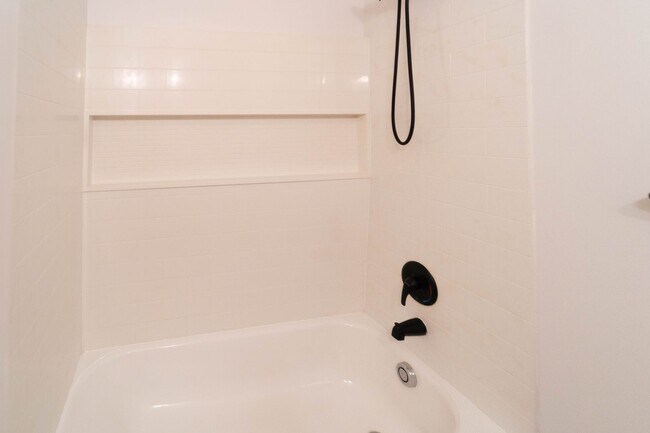 Building Photo - Move In Ready 2 BD 1 BA close to Metro, Sh...