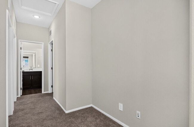 Building Photo - 1037 Yuzu Wy