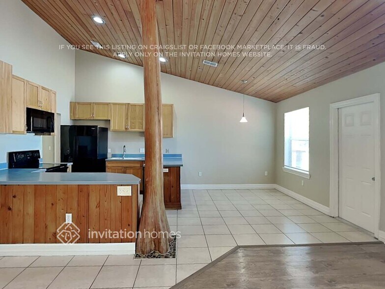 Building Photo - 10613 Lakeshore Dr