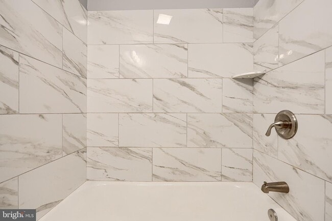 Building Photo - 424 N Linwood Ave