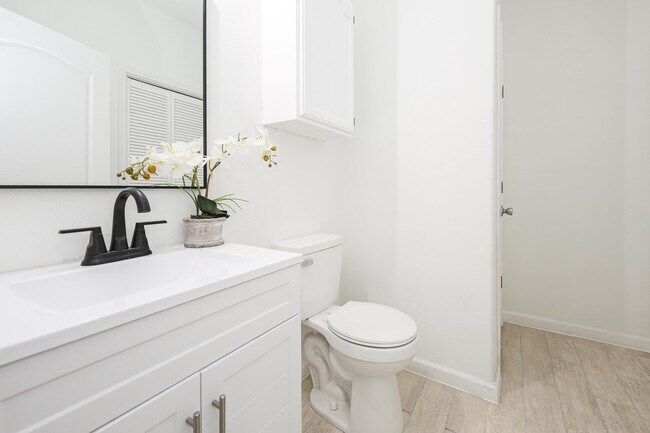 Building Photo - 1000 Ranchway Dr