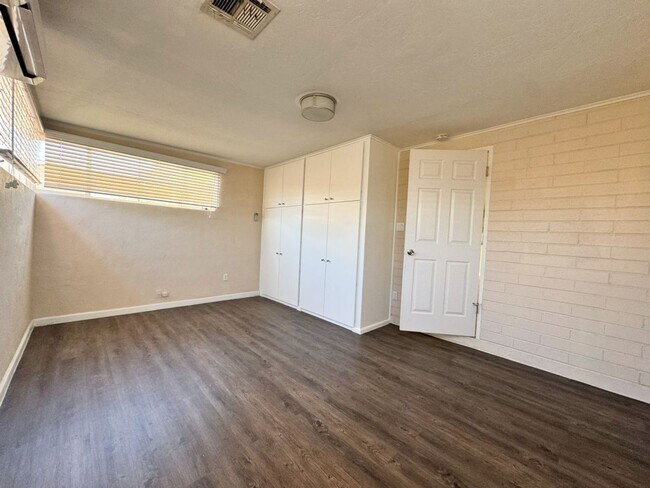 Building Photo - South Scottsdale huge corner lot 3 bedroom...
