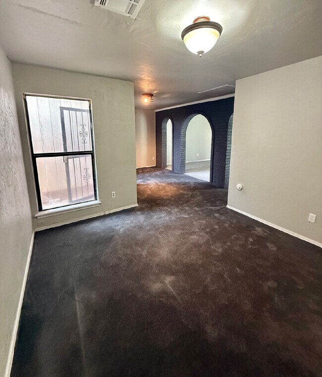 Building Photo - Spacious 4-Bedroom Yukon Home Full of Char...