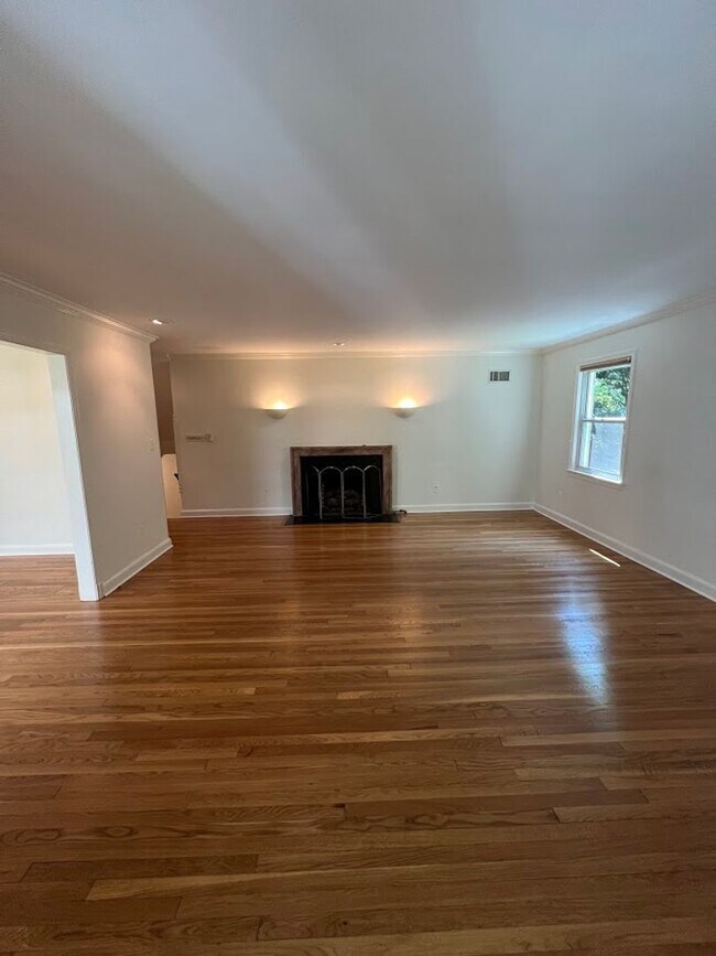 Building Photo - Berkley Stunner