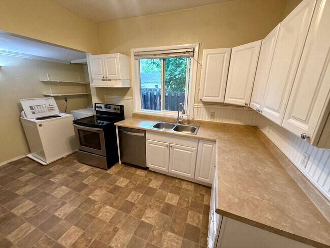 Building Photo - Gorgeous 4 Bed / 2 Bath Home on 6th Street!